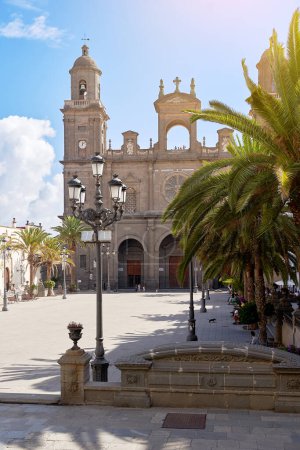Foto de Farol de calle frente a la Catedral de Santa Ana, una iglesia católica ubicada en Las Palmas, Islas Canarias - Imagen libre de derechos
