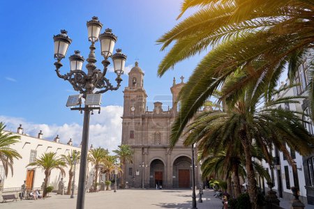 Foto de Farol de calle frente a la Catedral de Santa Ana, una iglesia católica ubicada en Las Palmas, Islas Canarias - Imagen libre de derechos