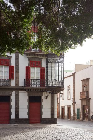 Foto de Hermoso edificio antiguo con elementos rojos y ventana de cristal en la parte hisotrica de Las Palmas, Islas Canarias - Imagen libre de derechos