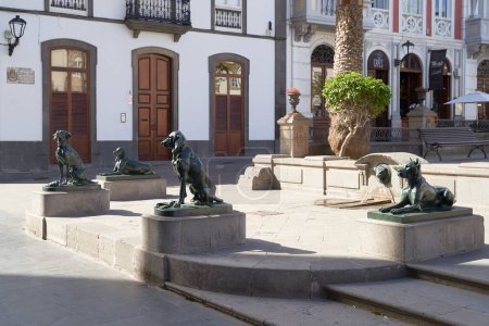 Téléchargez les photos : Las Palmas de Gran Canaria, Espagne - 18 septembre 2022 : Statues de chiens canariens en fer sur la Plaza Santa Ana, inspirées des chiens canariens qui étaient à l'origine sur l'île lorsque les Espagnols se sont installés. - en image libre de droit