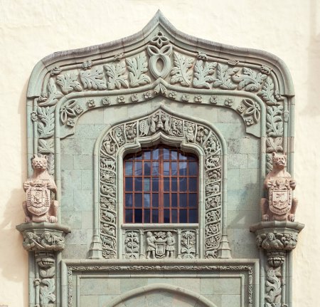 Foto de An exterior portal topped by a Tudor-style arch with two lions supporting the citys coat of arms. Columbus House aka Casa de Colon in Las Palmas, Canary Islands, Spain. - Imagen libre de derechos