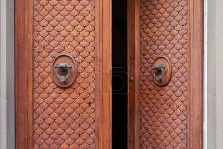 Foto de Antigua puerta abierta con aldaba de bronce en Florencia, Italia - Imagen libre de derechos