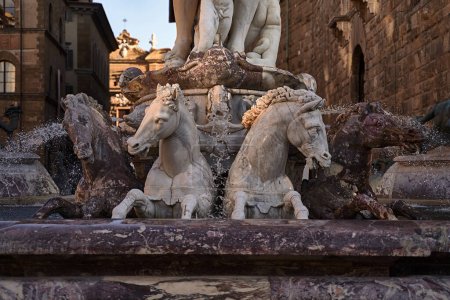 Foto de Detalle de caballos de la fuente Neptuno, en Florencia, Italia al atardecer. La fuente fue encargada en 1565 y es obra del escultor Bartolomeo Ammannati - Imagen libre de derechos