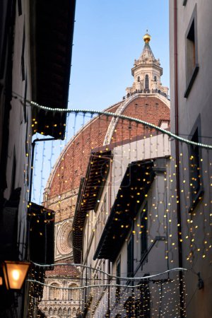 Foto de Vista de la cúpula de la Cúpula de Florencia Catedral o Duomo desde la estrecha calle de la ciudad - Imagen libre de derechos