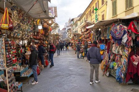 Téléchargez les photos : 06 déc. 2021 - Florence, Italie. San Lorenzo Street Market avec de nombreux autres produits tels que des ceintures, des sacs et des portefeuilles exposés - en image libre de droit