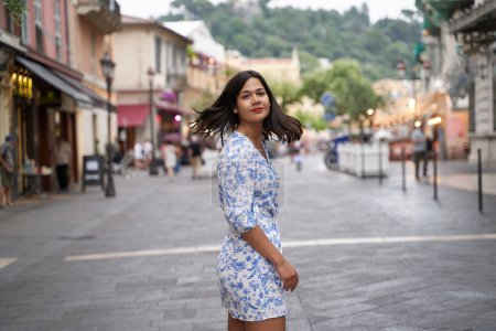 Téléchargez les photos : Belle jeune femme métissée dans la vieille ville de Nice - en image libre de droit