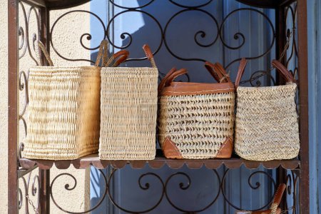 Téléchargez les photos : Sacs traditionnels en paille avec pièces en cuir en vente à Nice, France - en image libre de droit