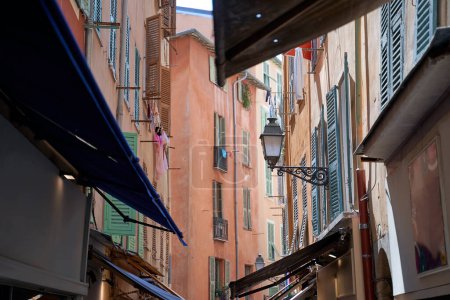 Foto de Calle estrecha en el casco antiguo de Niza Francia - Imagen libre de derechos
