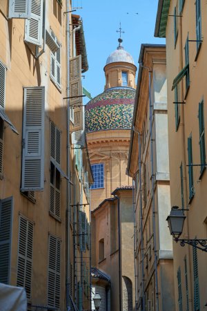 Téléchargez les photos : Rue étroite dans la vieille ville de Nice France - en image libre de droit