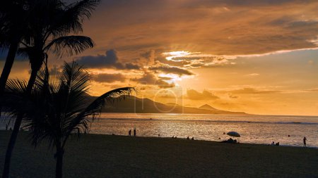 Téléchargez les photos : Coucher de soleil sur la plage Playa de Las Canteras à Las Palmas de Gran Canaria - en image libre de droit