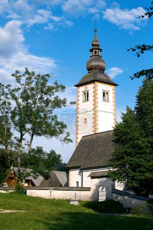 Téléchargez les photos : Eglise à Ribcev Laz Slovénie Situé sur la rive du lac Bohinj - en image libre de droit