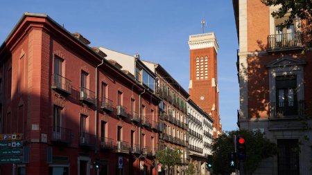 Foto de Hermosa calle de Atocha en Madrid con campanario de ti Iglesia de Santa Cruz - Imagen libre de derechos
