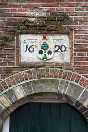 Delft, Niederlande. Schild aus dem 17. Jahrhundert am alten Gebäude.