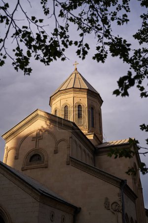 La Iglesia Kashveti de San Jorge en el centro de Tiflis, situada enfrente del edificio del Parlamento, en la avenida Rustaveli..