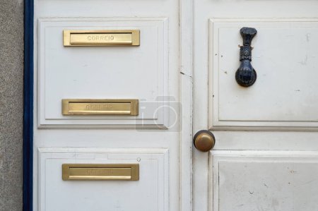Briefkasten, Briefkasten, Briefschild, Briefloch, Briefschlitz oder Briefkasten. Alte Vintage-Tür in Portugal.