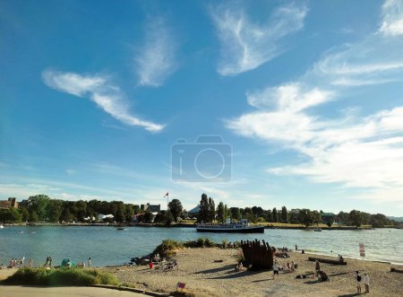 Téléchargez les photos : Les gens profitent d'une journée chaude et ensoleillée à la plage de Vancouver English Bay en été. Vancouver, Colombie-Britannique, Canada - en image libre de droit