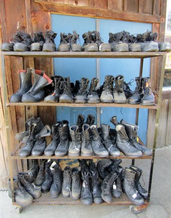 Téléchargez les photos : Rows of old used army boots - en image libre de droit