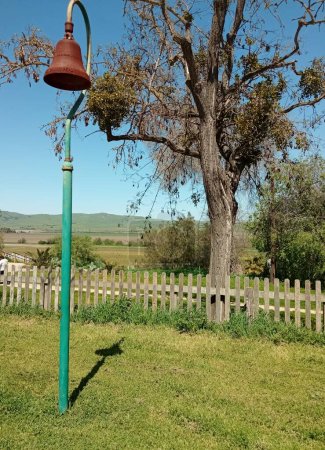 Téléchargez les photos : Historique El Camino Véritable signe et marqueur en forme de cloche. Ville de San Juan Bautista, Comté de San Benito, Californie, États-Unis - en image libre de droit