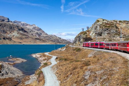 Foto de Bernina express mountain railway train passing lago bianco - Imagen libre de derechos