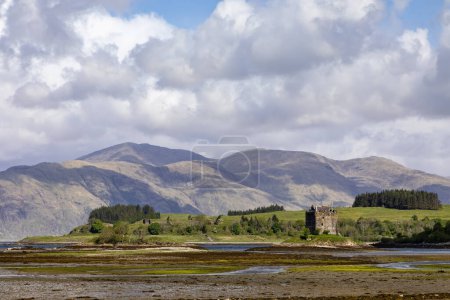 Téléchargez les photos : Château harceleur appin écossais ensoleillé journée d'été à marée basse - en image libre de droit