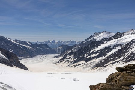 Téléchargez les photos : Glacier Aletsch de Jungfraujoch Suisse regardant vers le Dreieckhorn sur la droite le Eggishorn dans la distance proche et le Pizzo Cervandone et le Helsenhorn dans la distance lointaine monochrome - en image libre de droit