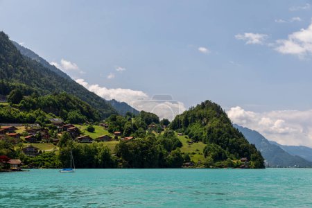 Téléchargez les photos : Chalets alpins en bois typiques sur le bord du lac Brienz entrelacés journée d'été ensoleillée Suisse - en image libre de droit