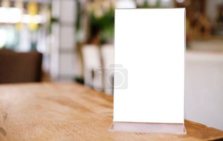 Cadre de menu debout sur une table en bois dans le bar restaurant café. espace pour la promotion du marketing texte