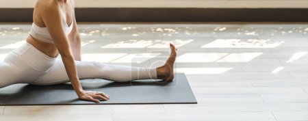 Téléchargez les photos : Flexible sport asiatique femme échauffement upFitness femme faire des exercices d'étirement exercice Fitness relaxation saine Entraînement à domicile - en image libre de droit