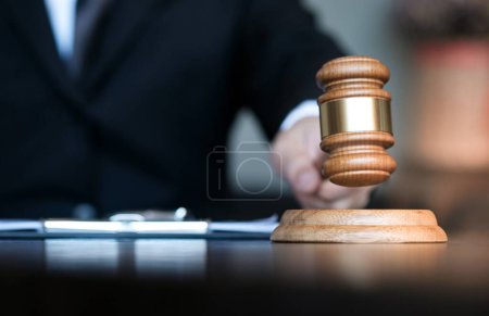 Asesoría legal presenta al cliente un contrato firmado con mazo y ley legal. concepto de justicia y abogado