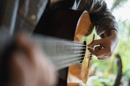 Téléchargez les photos : Heureuse jeune femme mains jouant de la guitare acoustique musicien seul composer chanson instrumentale moins sur le jeu de la guitare. - en image libre de droit