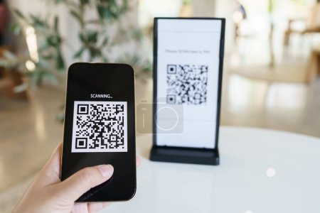 Qr-Code-Zahlung. E-Wallet. Man Scanner Tag akzeptiert generieren digitale Bezahlung ohne Geld. Scannen von QR-Code beim bargeldlosen Online-Shopping und Verifizierungstechnologie