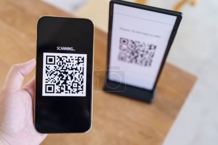 Qr-Code-Zahlung. E-Wallet. Mann scannt Tag akzeptiert erzeugen digitales Bezahlen ohne Geld. Scannen QR-Code Online-Shopping bargeldlose Zahlung und Verifizierungstechnologie Konzept