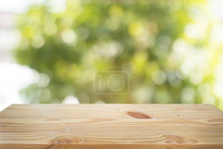 Téléchargez les photos : Table en bois sombre vide devant un fond bokeh abstrait flou du restaurant. peut être utilisé pour afficher des produits.Maquette pour l'espace - en image libre de droit