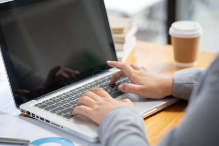 Business Woman pracuje przy użyciu laptopa Ręce wpisując na klawiaturze. Profesjonalny inwestor pracujący nad nowym projektem startowym. biznes planowanie w biurze. Koncepcja działalności technologicznej. 