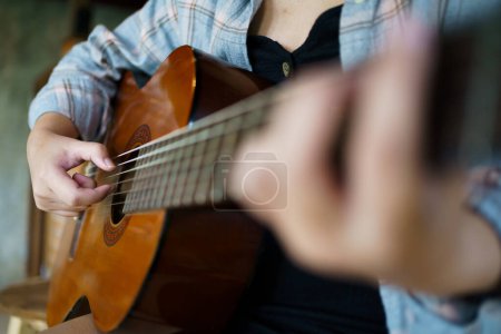 Téléchargez les photos : Heureuse jeune femme mains jouant de la guitare acoustique musicien seul composer leçon de chanson instrumentale sur le jeu de la guitare. - en image libre de droit