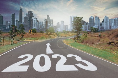 Téléchargez les photos : Nouvelle année 2023 concept. Texte 2022 écrit sur la route au milieu de la route au coucher du soleil. Nouvel An début - en image libre de droit