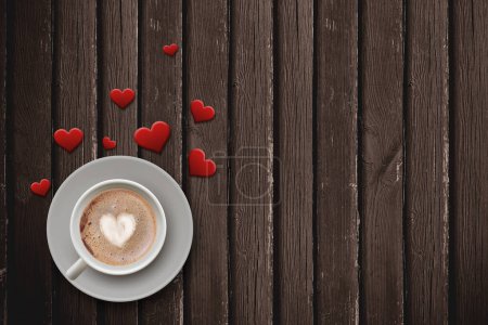 Téléchargez les photos : Idée d'illustration spéciale de la semaine des Valentines. Tasse à café coeur et cœurs éparpillés sur le sol en bois. Espace vide. - en image libre de droit