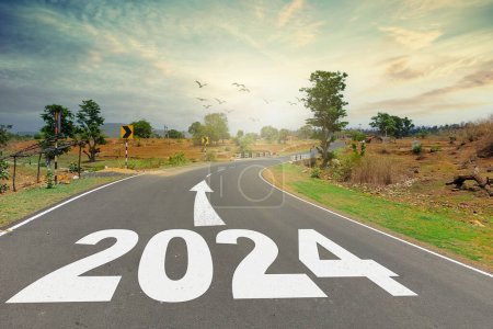 Año nuevo 2024 concepto. Texto 2024 escrito en la carretera en medio de la carretera al atardecer. Año Nuevo Comienzo