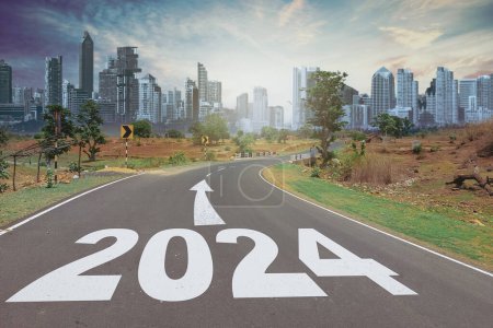 Téléchargez les photos : Nouvelle année 2024 concept. Texte 2024 écrit sur la route au milieu de la route au coucher du soleil. Nouvel An début - en image libre de droit