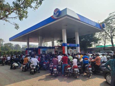 Téléchargez les photos : Indore, Madhya Pradesh, Inde - 01 janvier 2024 : Crise du carburant sur les pompes à essence en raison de la grève des chauffeurs de camions et d'autobus. Concentration sélective. - en image libre de droit
