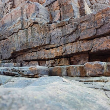 Fond rocheux noir avec surface en pierre. Texture pierre gris foncé. Gros plan de la surface de la montagne. Mur en pierre.