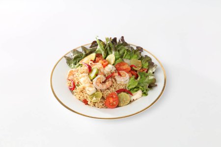 Téléchargez les photos : Nouilles instantanées, salade de fruits de mer et légumes dans un plat blanc. - en image libre de droit