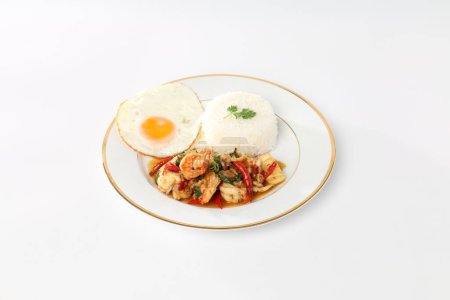 Téléchargez les photos : Instant noodles, seafood salad, and vegetables in a white dish. - en image libre de droit