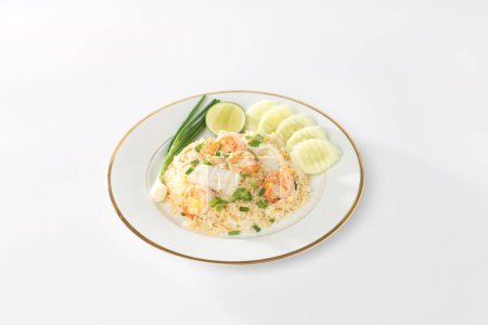 Téléchargez les photos : Instant noodles, seafood salad, and vegetables in a white dish. - en image libre de droit