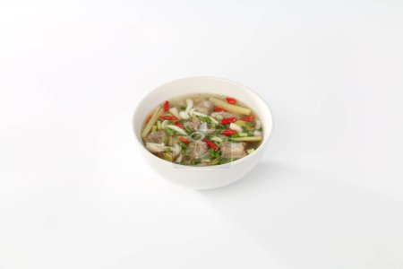 Téléchargez les photos : Côtes fraîches Soupe épicée et nourriture dans un bol blanc - en image libre de droit