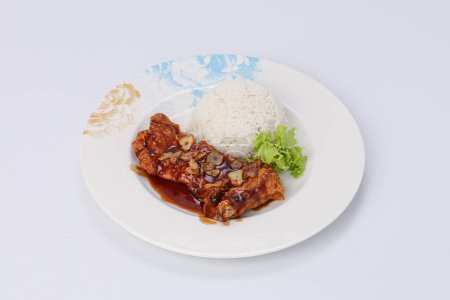Téléchargez les photos : Poulet frit avec sauce à l'ail sur riz blanc dans un fond d'isolat plat. - en image libre de droit