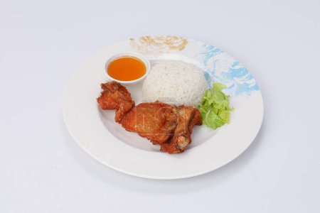 Téléchargez les photos : Poulet frit au riz et sauce sucrée dans un plat sur fond d'isolat. - en image libre de droit
