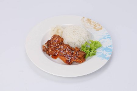 Téléchargez les photos : Poulet frit à la sauce teriyaki sur riz blanc dans un plat isolant fond. - en image libre de droit