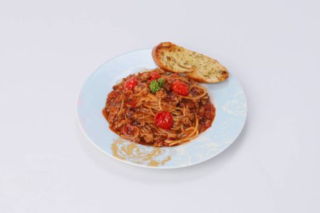 Téléchargez les photos : Sauce bolognaise spaghetti au bœuf ou porc, fromage, tomates et épices sur une assiette blanche - en image libre de droit