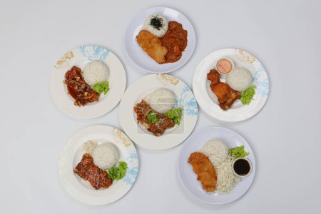 Téléchargez les photos : Ensemble de diverses assiettes de nourriture, poulet frit et porc frit isolé sur fond blanc, vue de dessus. - en image libre de droit